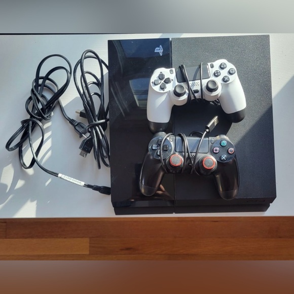 PlayStation 4, 500GB - Picture 1 of 1